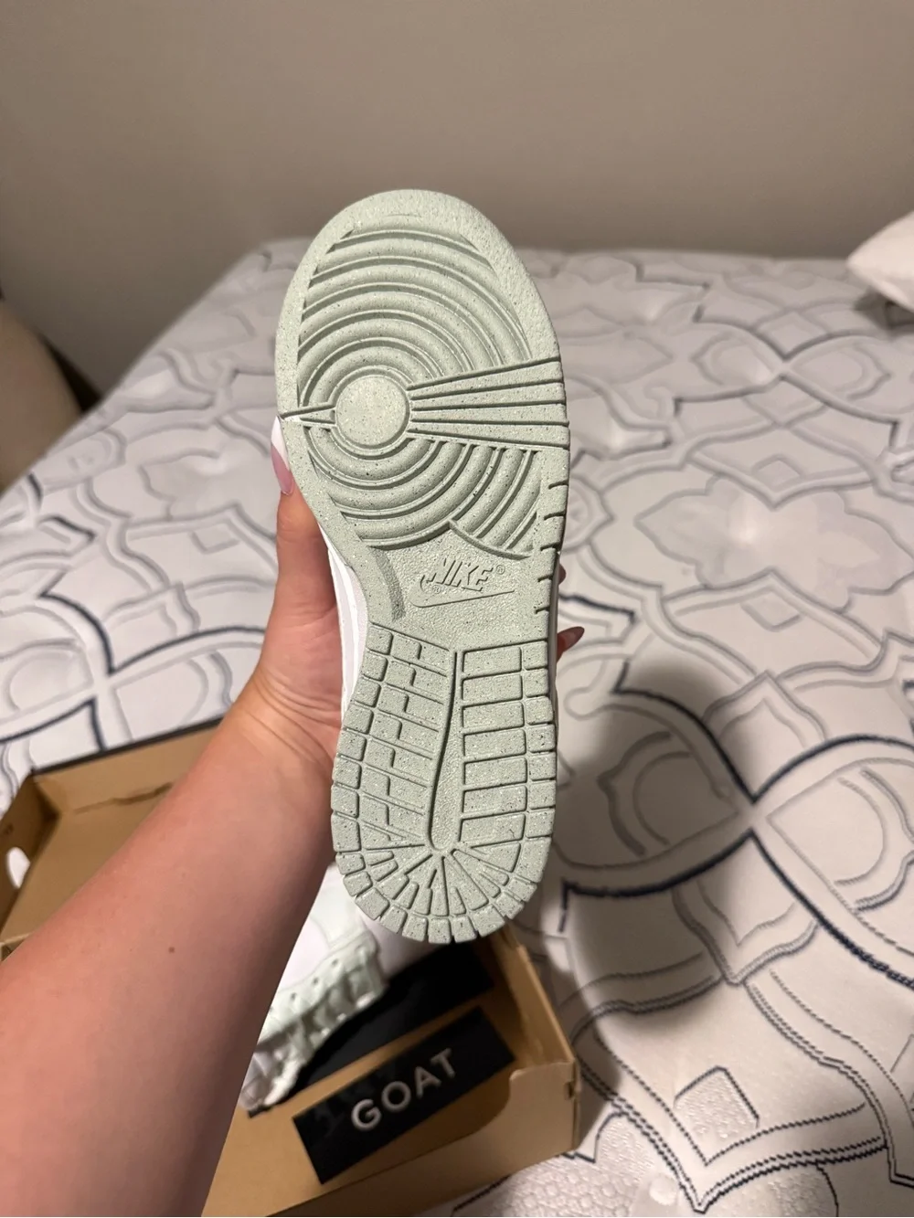 Nike Kids Low-Top Sneaker in Mint Green and White